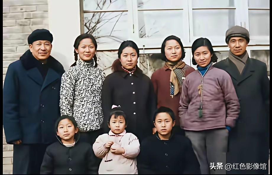 照片介绍
 
这是上世纪六十年代初，粟裕大将（左侧）与老战友钟期光上将（最右侧）