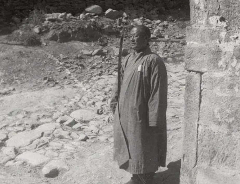 1939年初，余秋里带着两名警卫，去见地方武装的首领段克全。段克全见面先朝斜前方