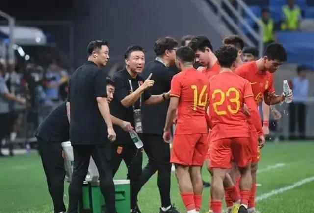 U23亚洲杯，国足VS韩国禁止出现无语的5大操作：
1.无奈时刻用门将当前锋。
