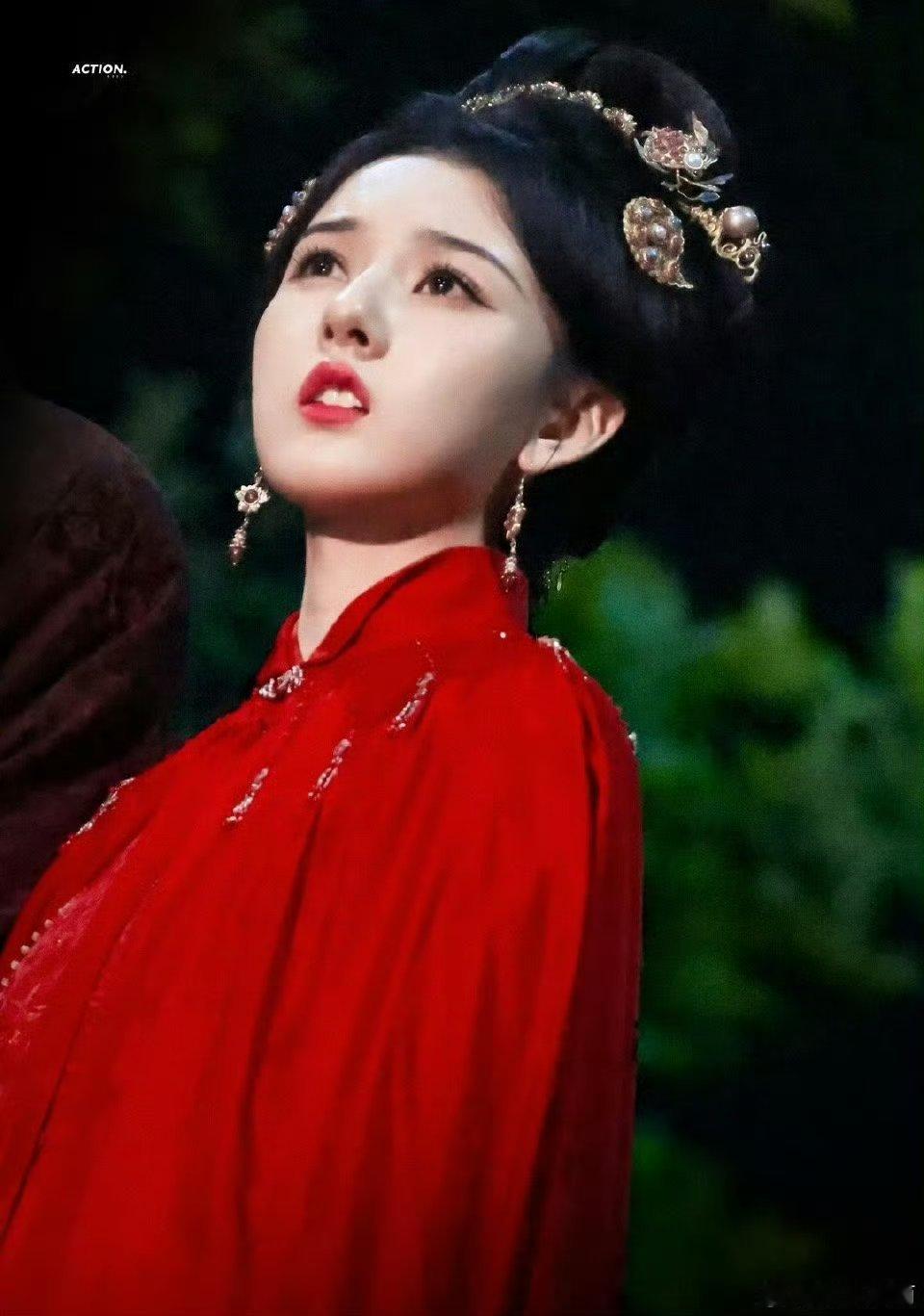 宋祖儿《表妹万福》甄嘉芙红衣路透，精致又明艳，好美啊！ ​​​