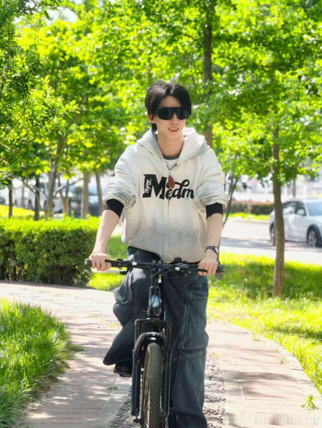 杨博文踏青骑行plog 杨博文北京春日踏青骑行plog来啦～扑面而来的清新治愈少