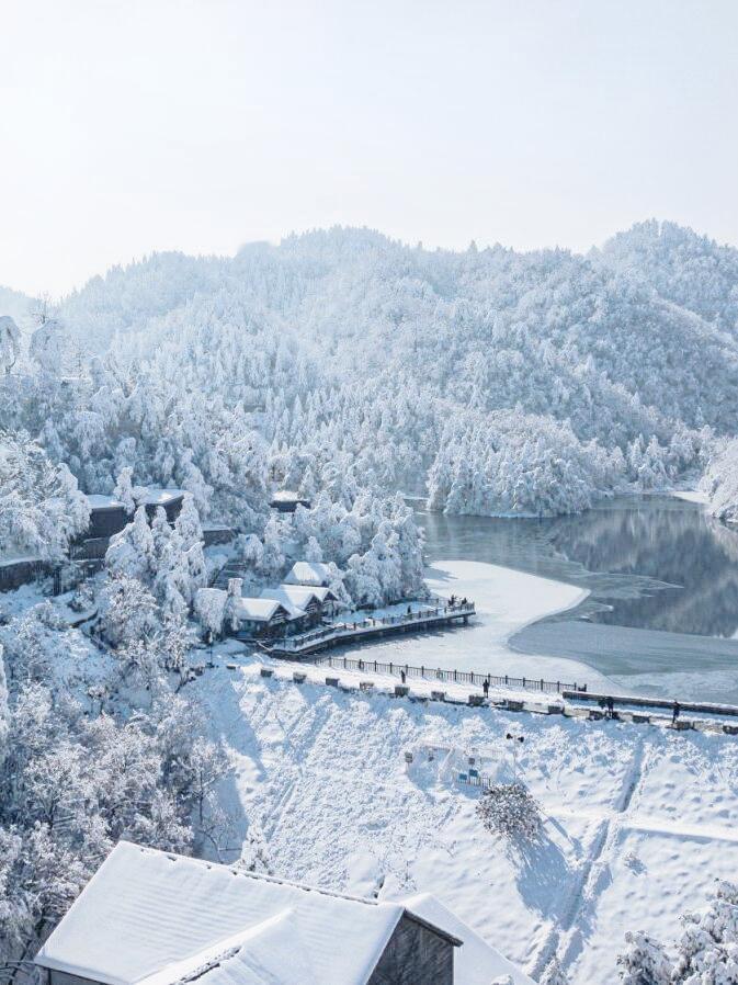 滑雪和冬天才是真正的绝配，就在杭州的大明山，每当雪花飘落都将成为滑雪爱好者的乐园