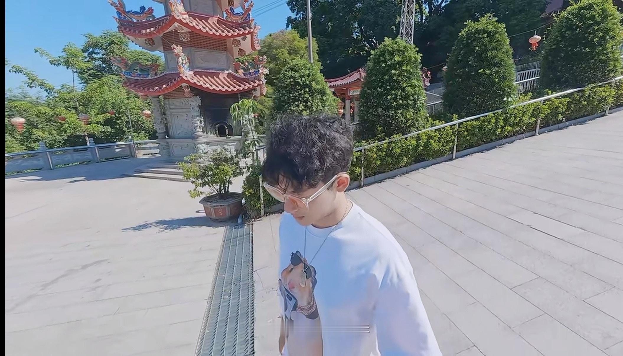张晚意厦门度假vlog所以花少里是真的很费劲去打理头发了吧[笑cry]看着头凌乱