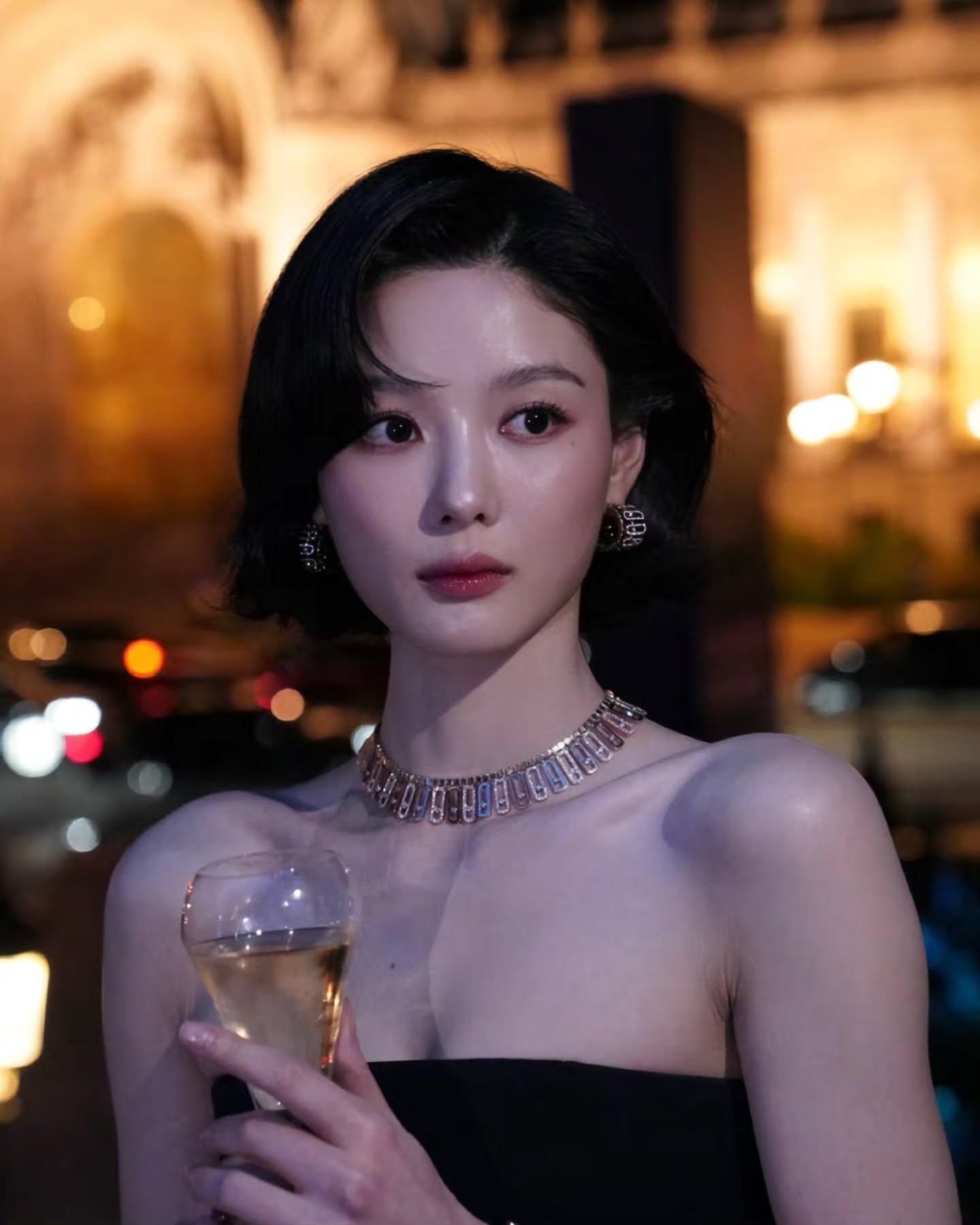 我第一次觉得一个人的肩膀可以这么好看….. ​​​