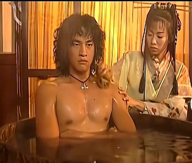 我天！孔慈给步惊云擦身，用的竟然是丝瓜瓢？！

重刷2002版《风云》，就是何润