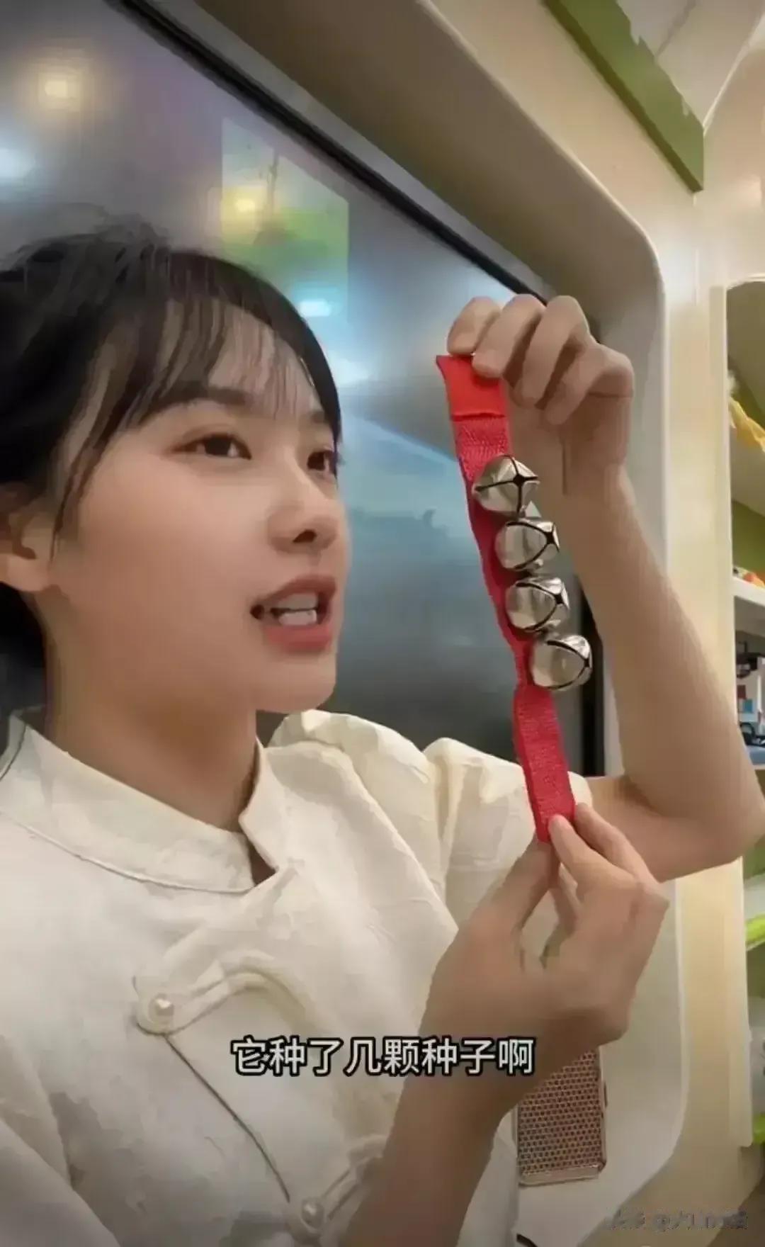 武汉一幼儿园美女出圈了，一天涨粉200万，一下成了网红，坐收百万年薪