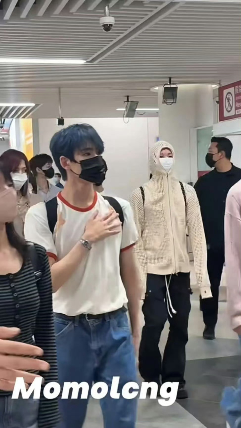 我不行了哈哈哈，今天吴弦俊抵达澳门机场造型，是怎么做到又搞怪又可爱的😂 ​​​