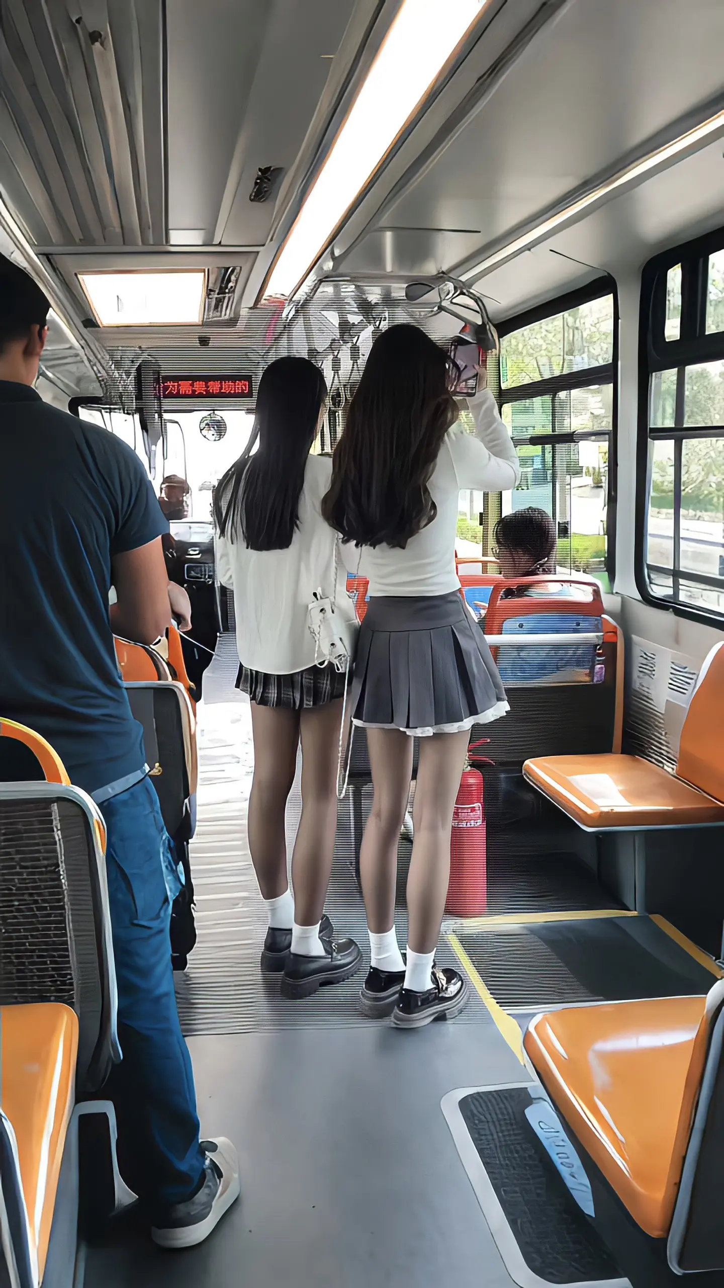 沃靠 第一次直观感受到女大穿黑丝的杀伤力
