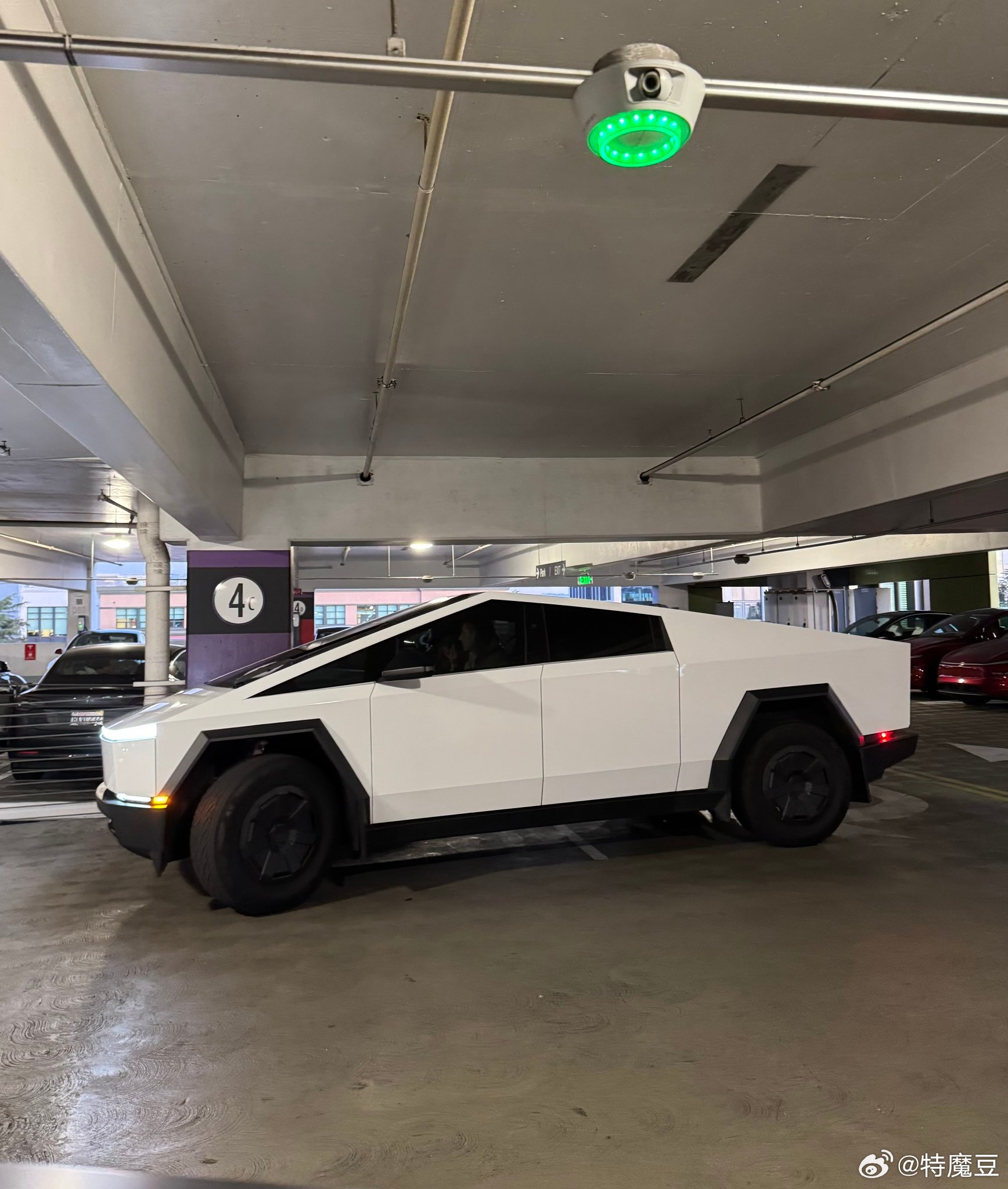 白色钢铁特斯拉cybertruck ​​​