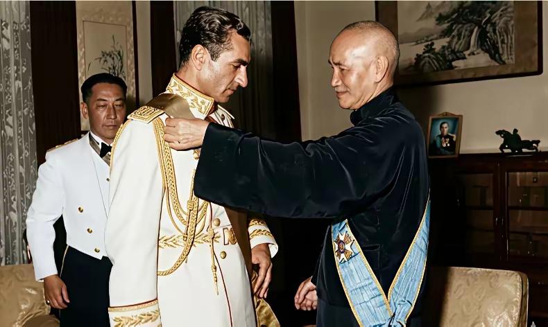 这是1958年5月16日，39岁的伊朗国王巴列维访台时,蒋介石向伊朗王颁发采玉大