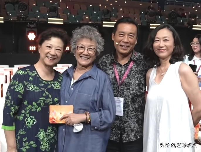 生图下的王馥荔、宋春丽、吴玉芳  。
76岁的王馥荔举止温润；75岁的宋春丽一头