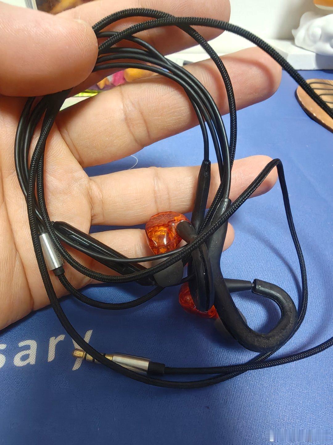 到底是谁取消有线耳机的突然感觉有一天就接受了蓝牙耳机，不过有线耳机也真的超级方便