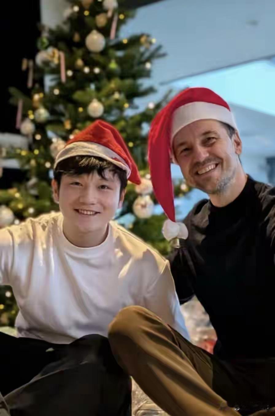 平安夜，樊振东和好有波尔一起度过
樊振东在社交平台上晒出了与波尔的合照：
照片中