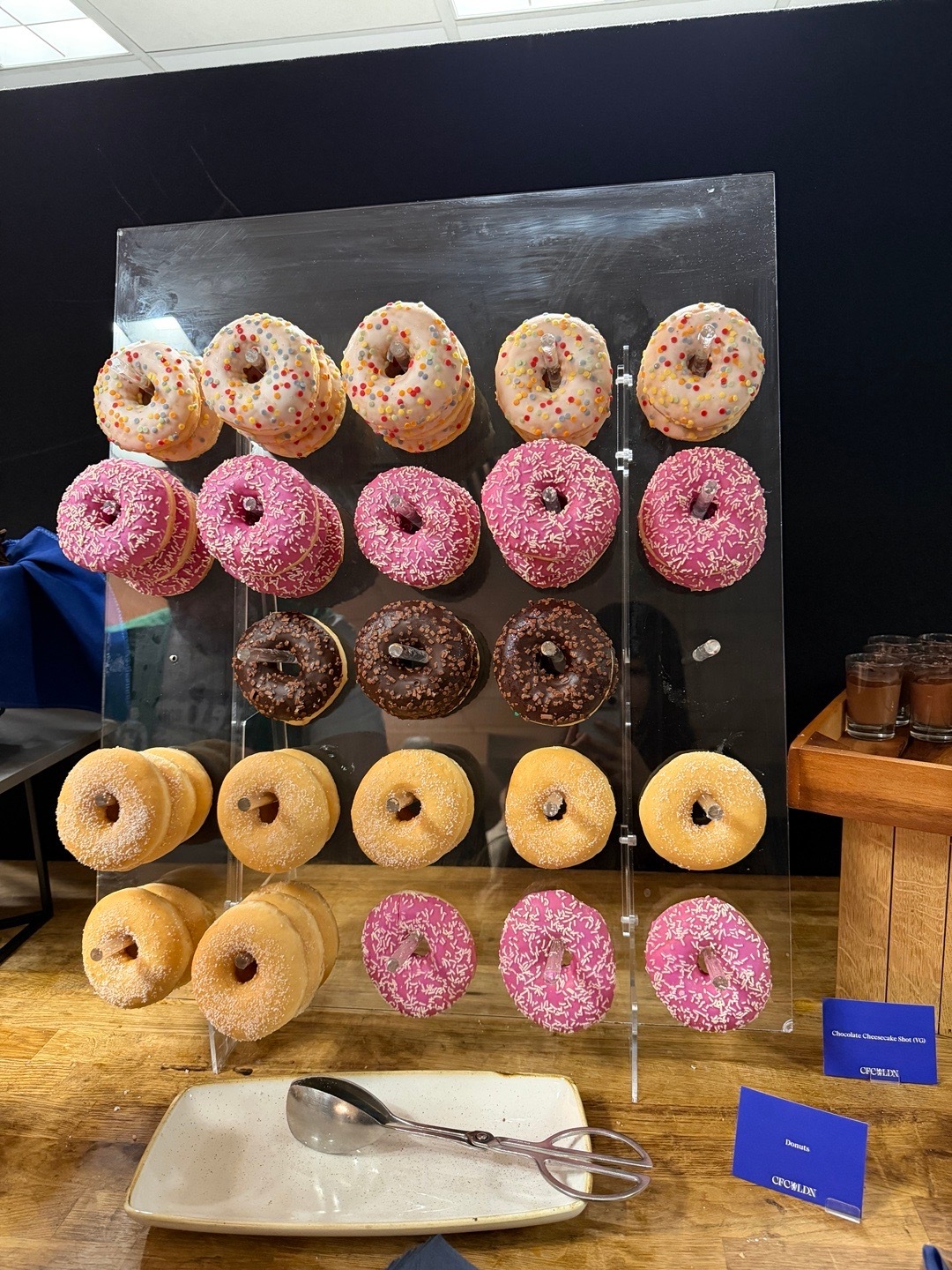 切尔西今天整了个甜甜圈墙！ 