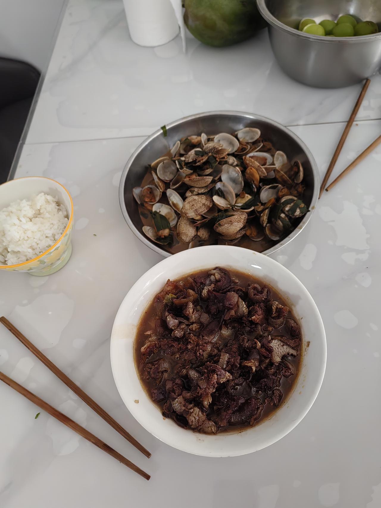 今天起床创纪录了，睡到九点半，十点半起床。一点不内疚，一个退休人，自由自在了，睡