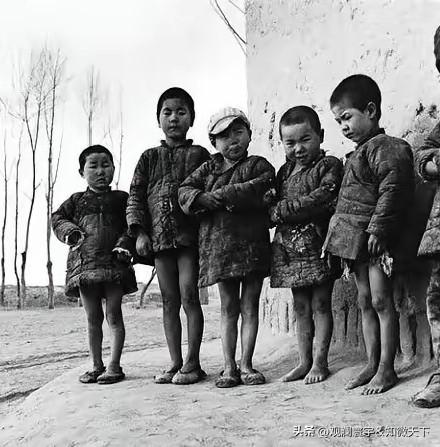 一张1958年冬天的珍贵老照片，新华社记者黎枫拍摄于甘肃武威的农场。
 
画面看