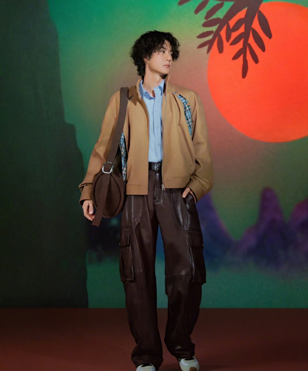 王一博身材比例和气质都绝佳， 穿衣就是有范～ 