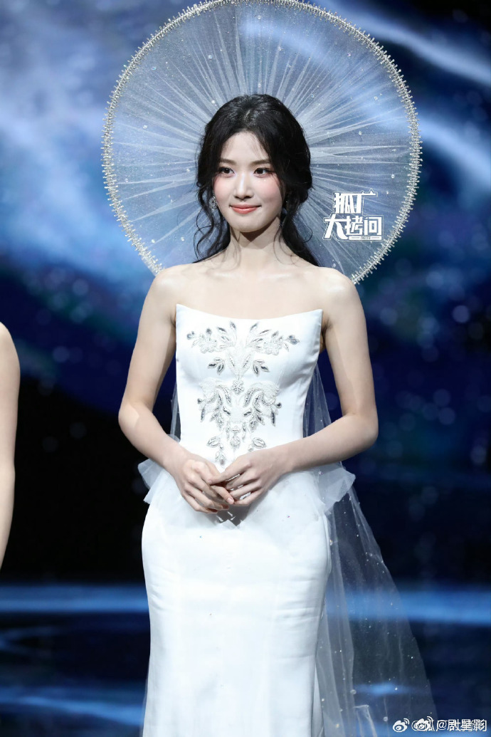 卢昱晓美神怼脸 卢昱晓美神怼脸简直就是美到没边了呀，并且咱们的卢昱晓真的是非常的