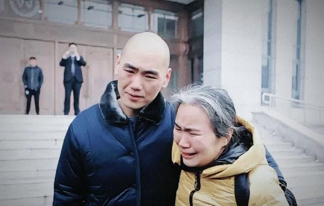 他被带走那天，凌晨一点，还在被窝里。16 岁，高一，刚考完期末。警察给他戴上手铐