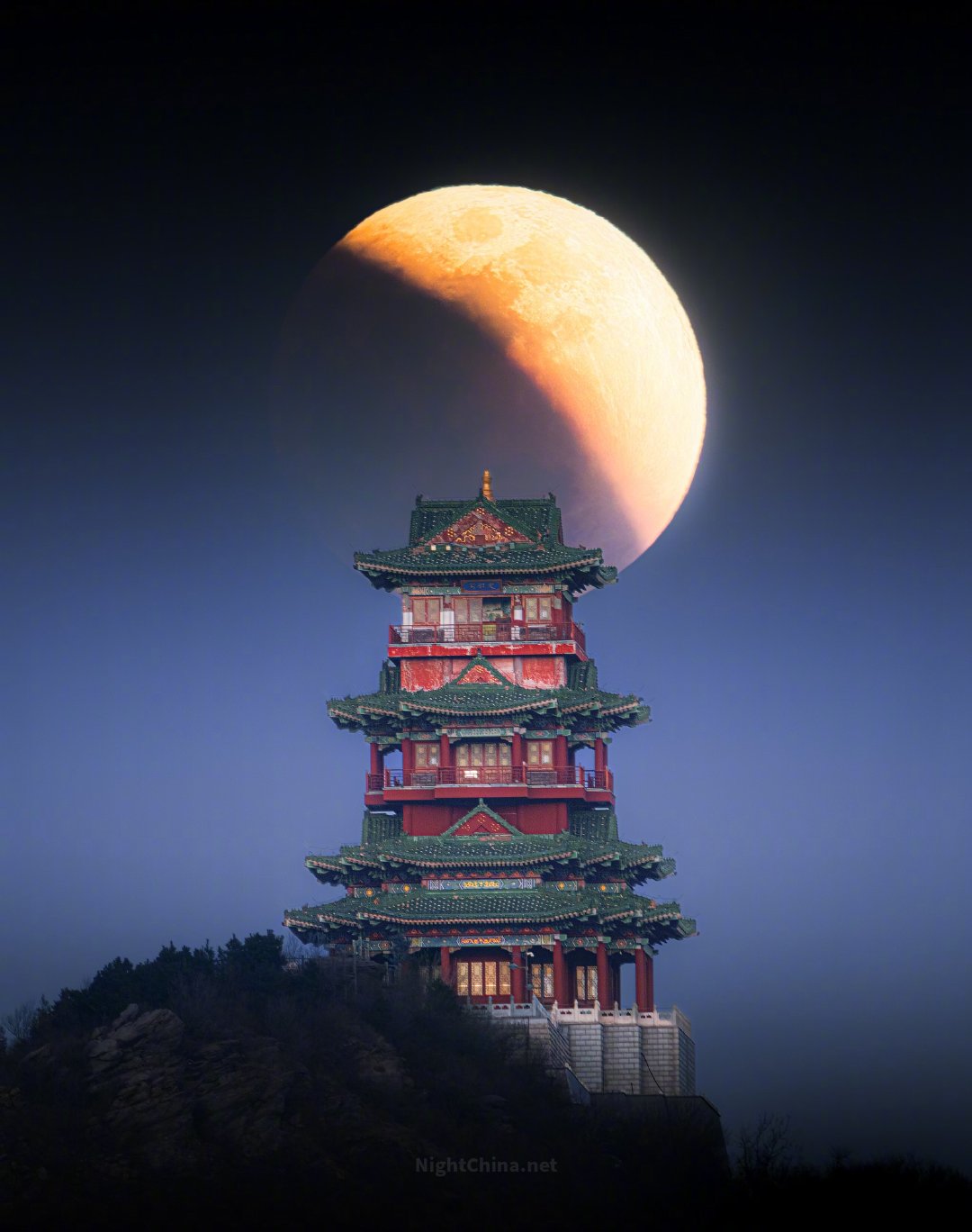 元宵之夜，天光暗转，月轮在地影中缓缓隐去，又以微光显形。定都阁静立山巅，檐角承月