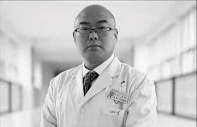 48 岁医院副院长突发心梗离世，去世前一天还在做手术


48岁医生在手术台边突