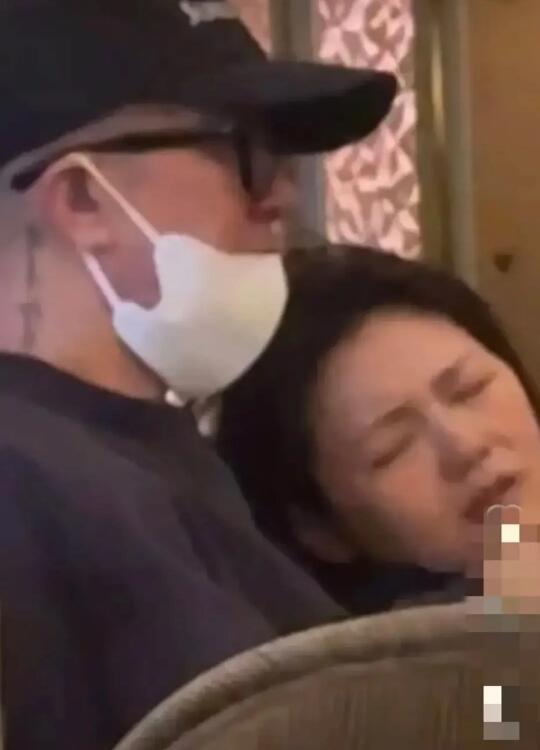 贾永婕曝具俊晔暴瘦「天天到金宝山」看爱妻冲上热搜。妈的，那一家生病时候...