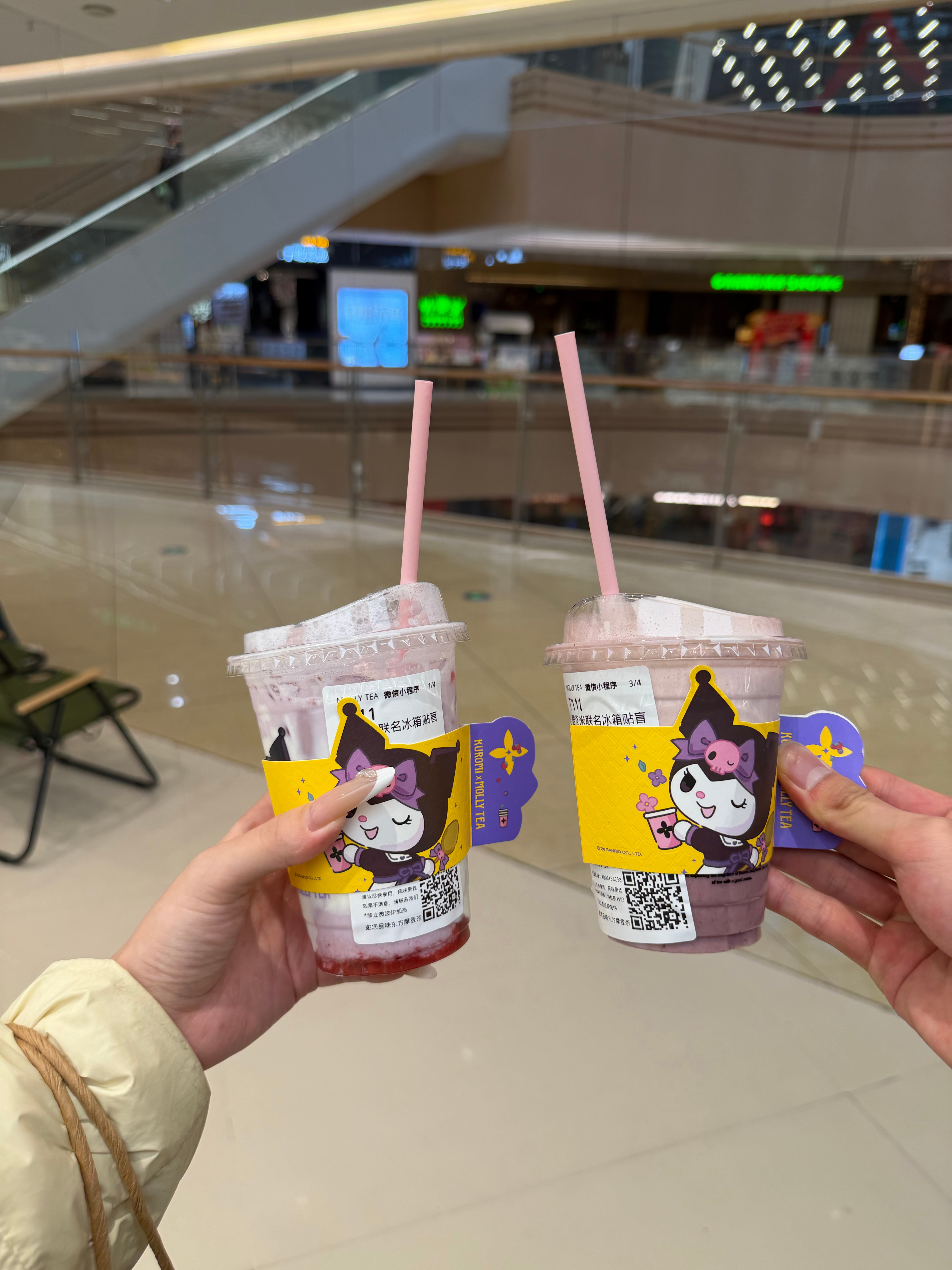 约会ing点了茉莉奶白的库洛米联名抽了两个盲盒冰箱贴黑森林那个巨甜，我那杯酸奶的