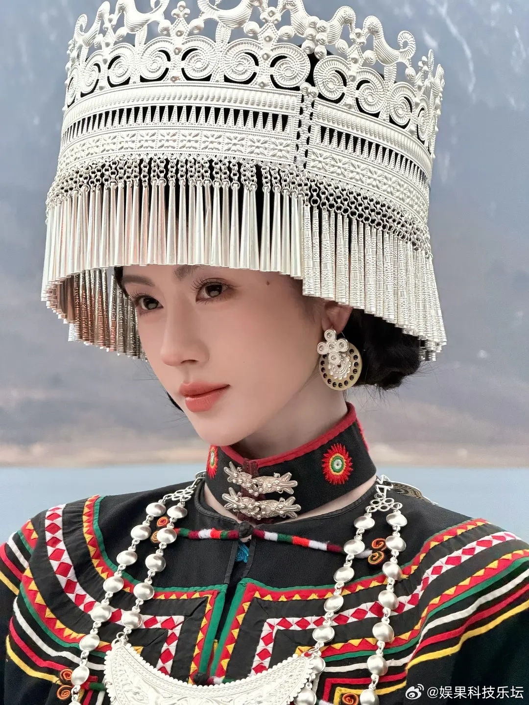 鞠婧祎少数民族服饰太美了，果然是不露额头都好看 