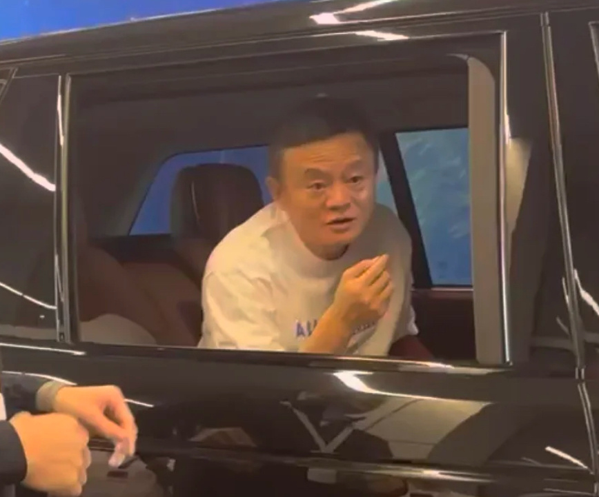马云这么多年还是坐路虎揽胜，刘强东已经跟上潮流，搞了台电车。 ​​​