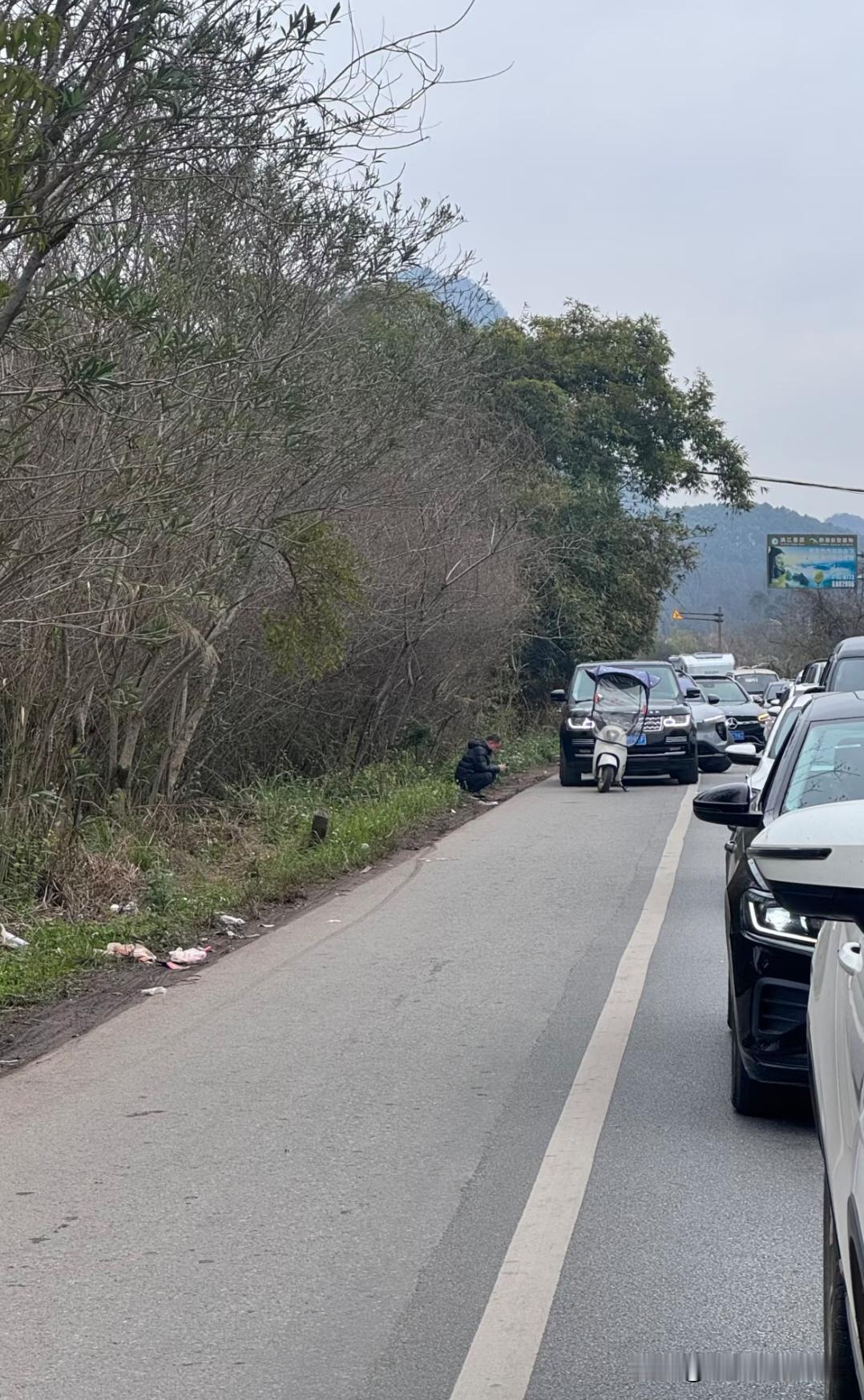 桂C大哥还是太权威了
只有一车道的321国道堵车堵晕了 旁边的车道也有不少车开过