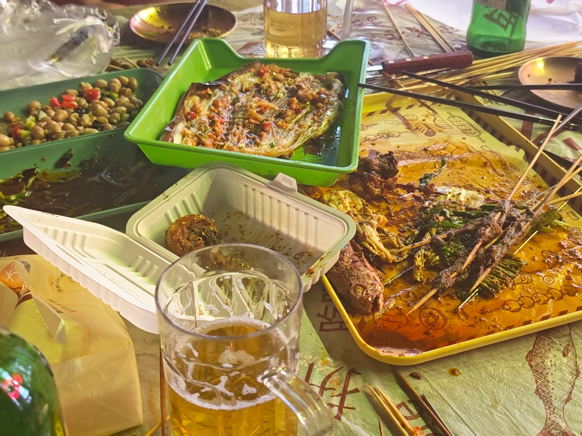 吃宵夜了，兄弟们没吃点啥好的，就简单吃点还在南方喝到了北冰洋 