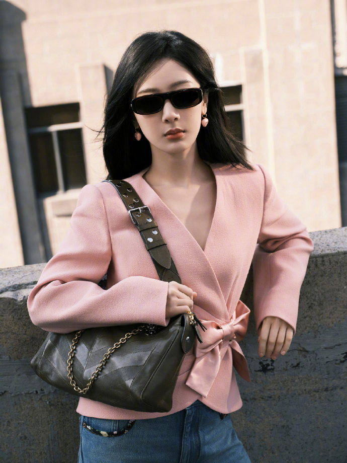 杨紫罗马出发看秀 杨紫启程罗马，粉色V领上衣搭配牛仔裤，即将亮相秀场，期待~ 