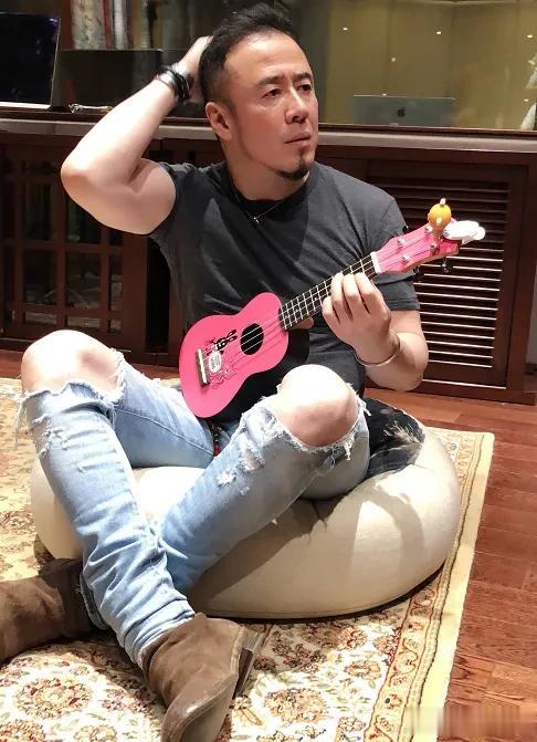 杨坤终于回应了《罗刹海市》。
最近刀郎的《罗刹海市》异常火爆，不但下载量飙升，各
