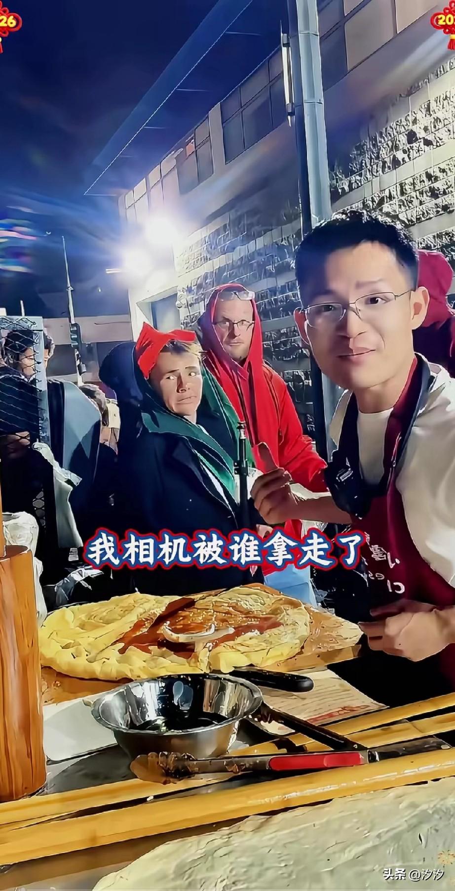 刷到一位男博主在美国街头卖手抓饼，
一次直播的过程中，
他转身去给顾客拿手抓饼，