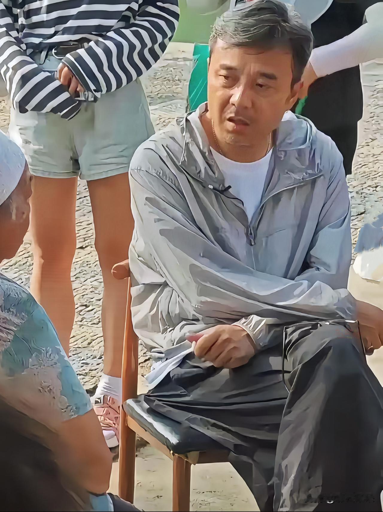 路人镜头下的汪涵，白发横生，一脸疲惫，那股子沧桑劲儿，哪还有半点舞台上谈笑风生的