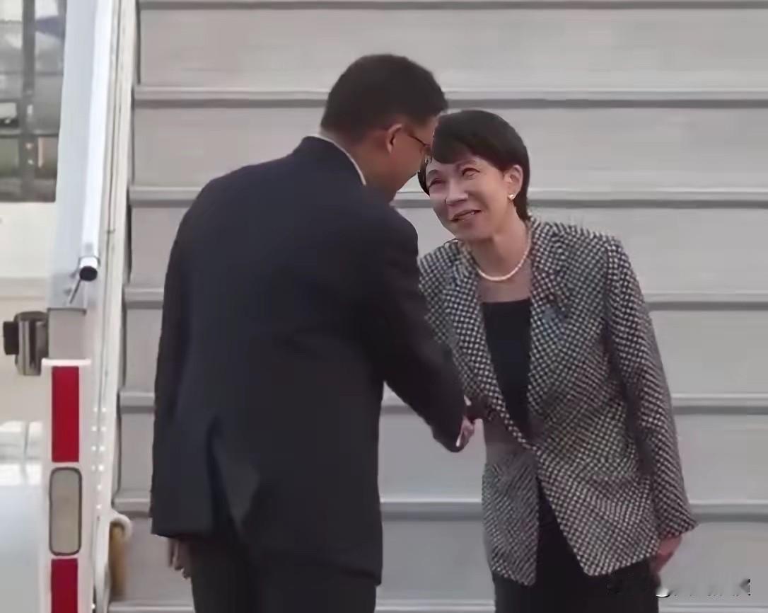 7月1日，抵达新德里，机场这一幕让印度都觉得尴尬！

高市早苗7月2日凌晨落地新