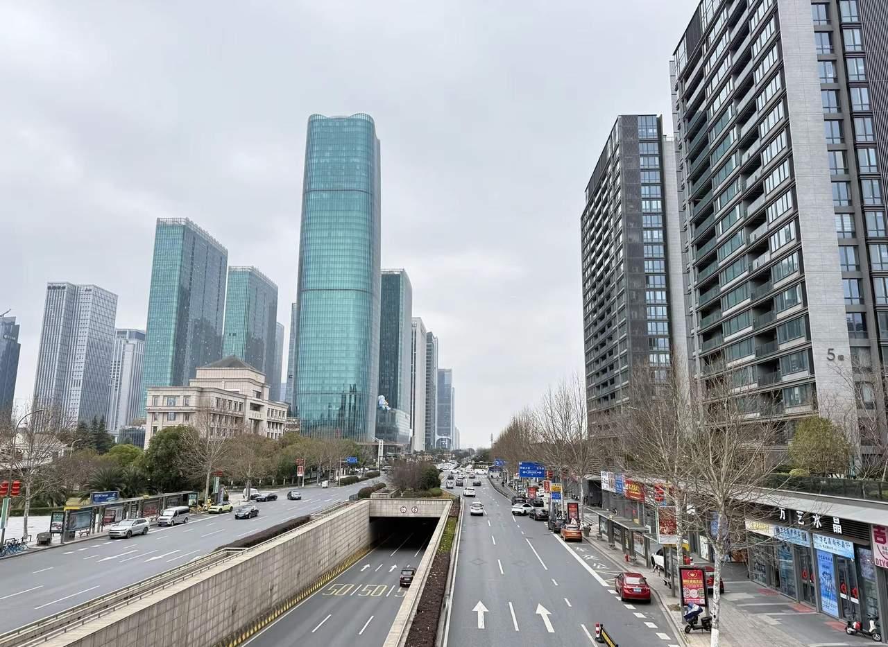 在义乌真心的是一个活力四射的地方，这里的人们每一个人特别是开店的都会一点英文，他