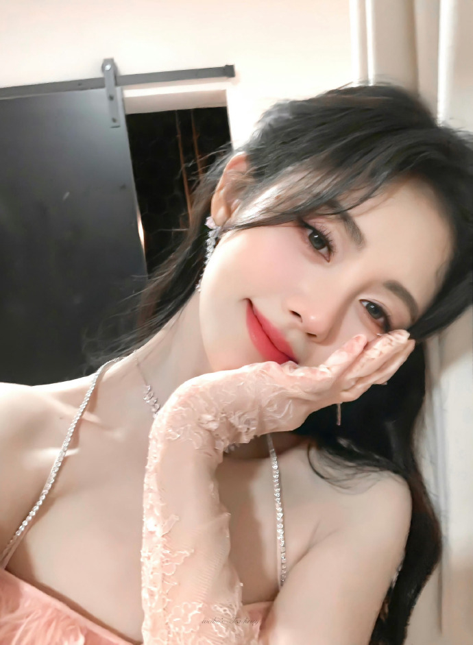 世界越来越美了。我独自一人，却很自在。我别无所求，只想被阳光晒透。我渴望成熟。准