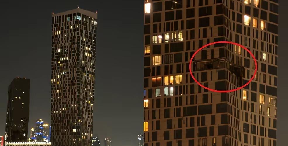 5月4日 《今日俄罗斯》报道。
莫斯科一座摩天大楼遭无人机袭击，现场停着警车和救