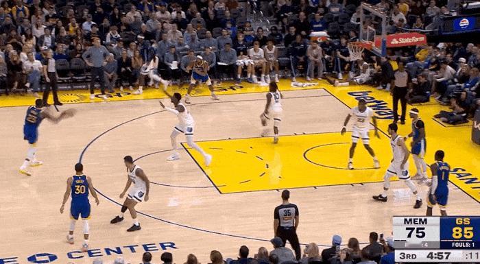 连进三分！今天勇三疯由穆迪主导！
在今天NBA常规赛勇士对阵灰熊的第三节比赛中，