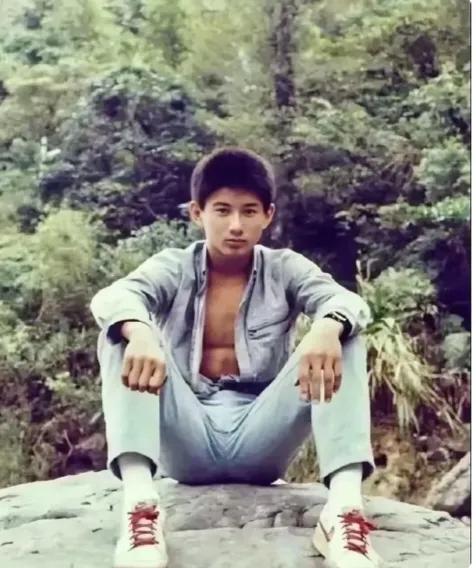 万万没想到，照片中的这个小男孩，长相一般。长大后却成了一位大明星，你看出他是谁了