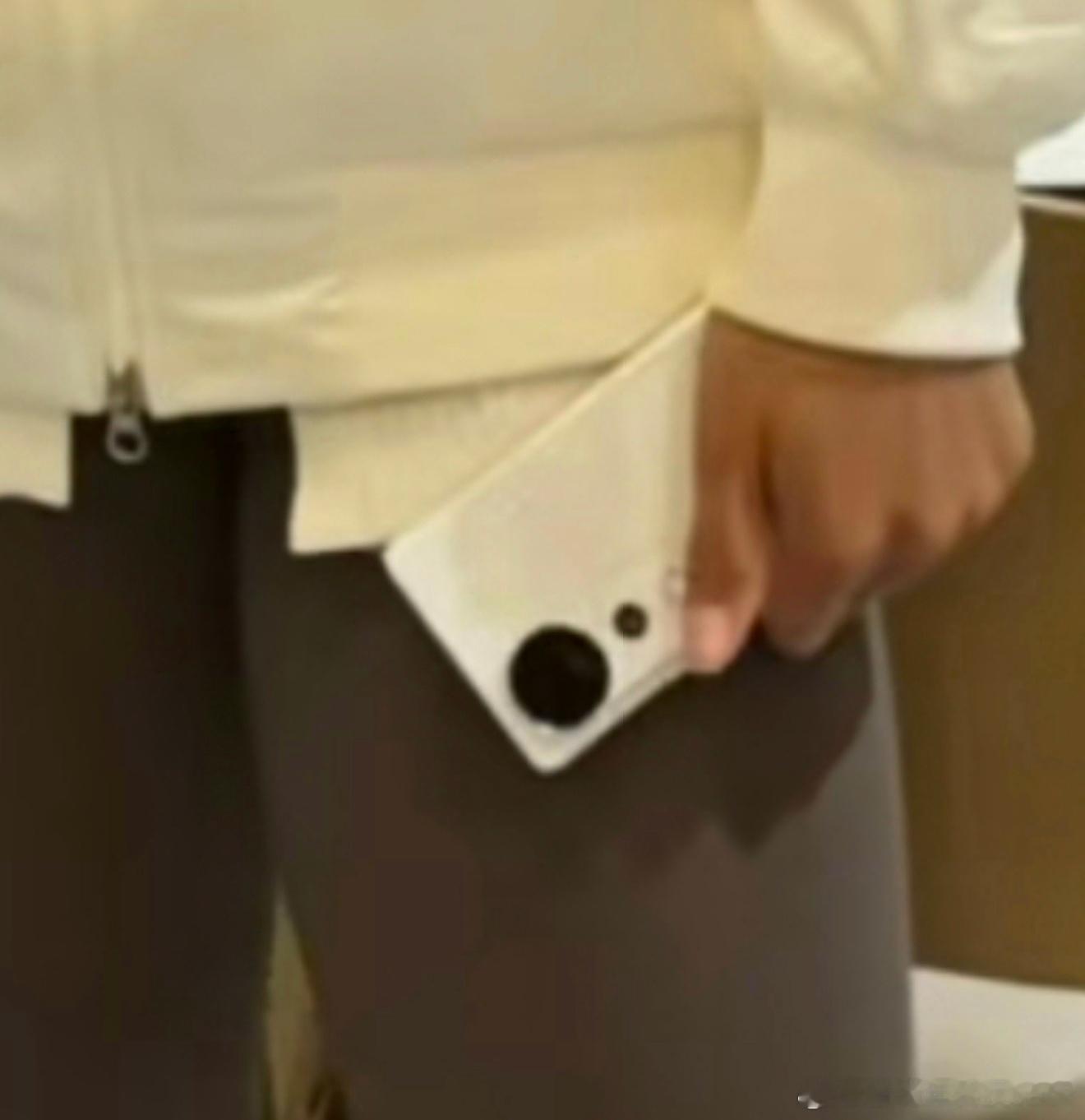 郑钦文背地里用的真是vivo手机啊[举手]这是哪款手机呢[并不简单] ​​​