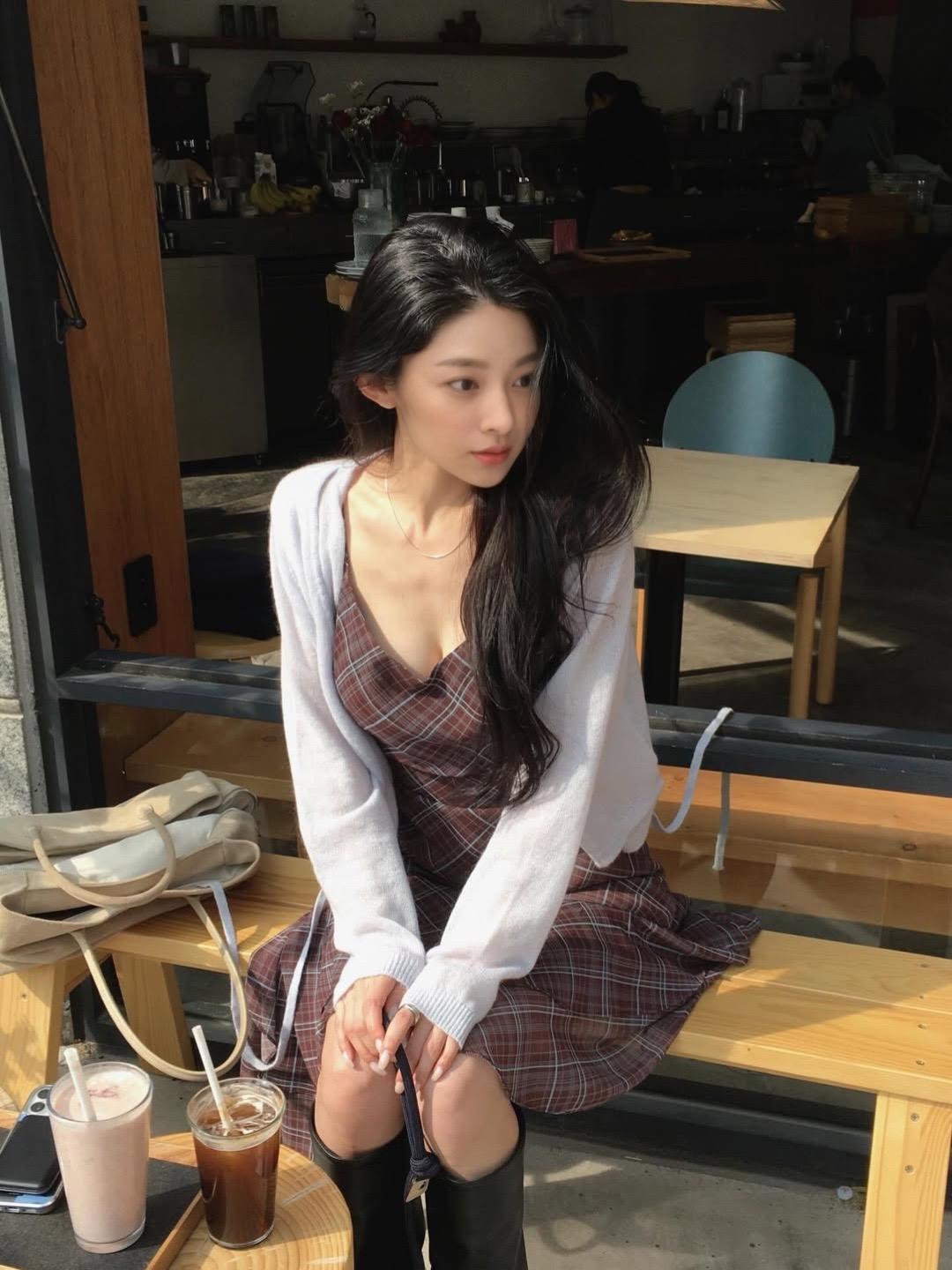 甜妹当腻了，换成辣妹。请忽略我那无辜的眼神，都是装的。超喜欢这套酒红格...