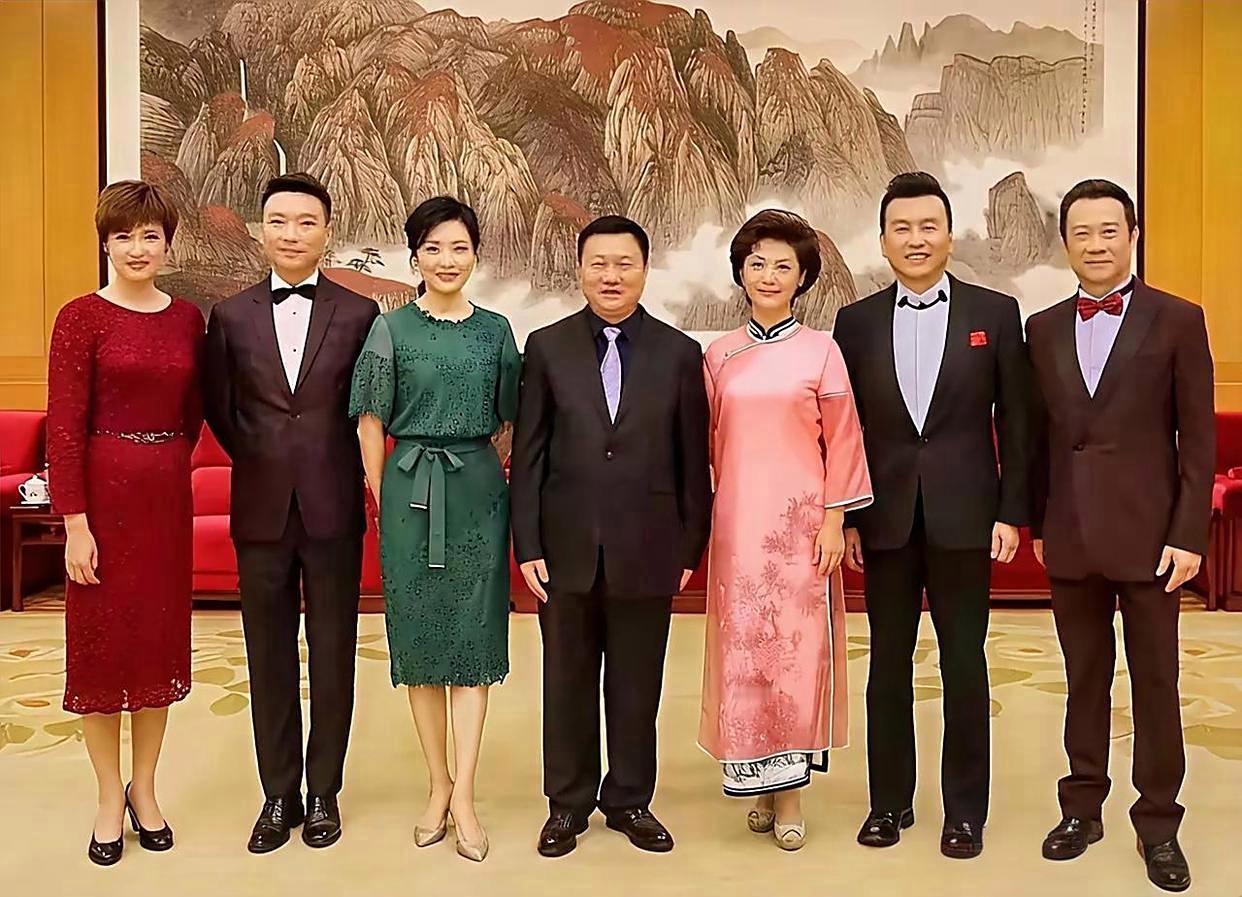 昨天在网上浏览时，翻到一组老一代央视主持人的合影，周涛的优雅从容、康辉的沉稳大气