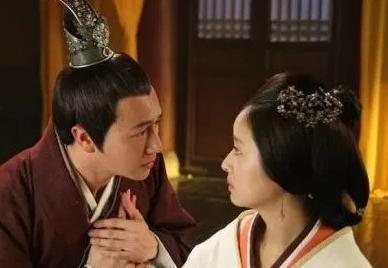 晋公子夷吾终于登基为君了。随后，他去看望父亲生前的妃子贾君。在见到贾君虽徐娘半老