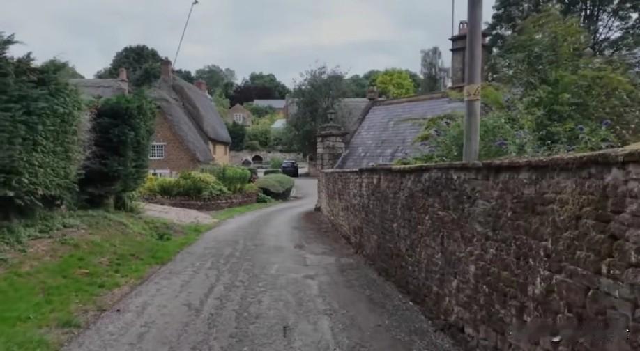 每一处褪色，
都曾见证过一段生活的故事；
每一道痕迹，
都像光阴留下的、不易察觉