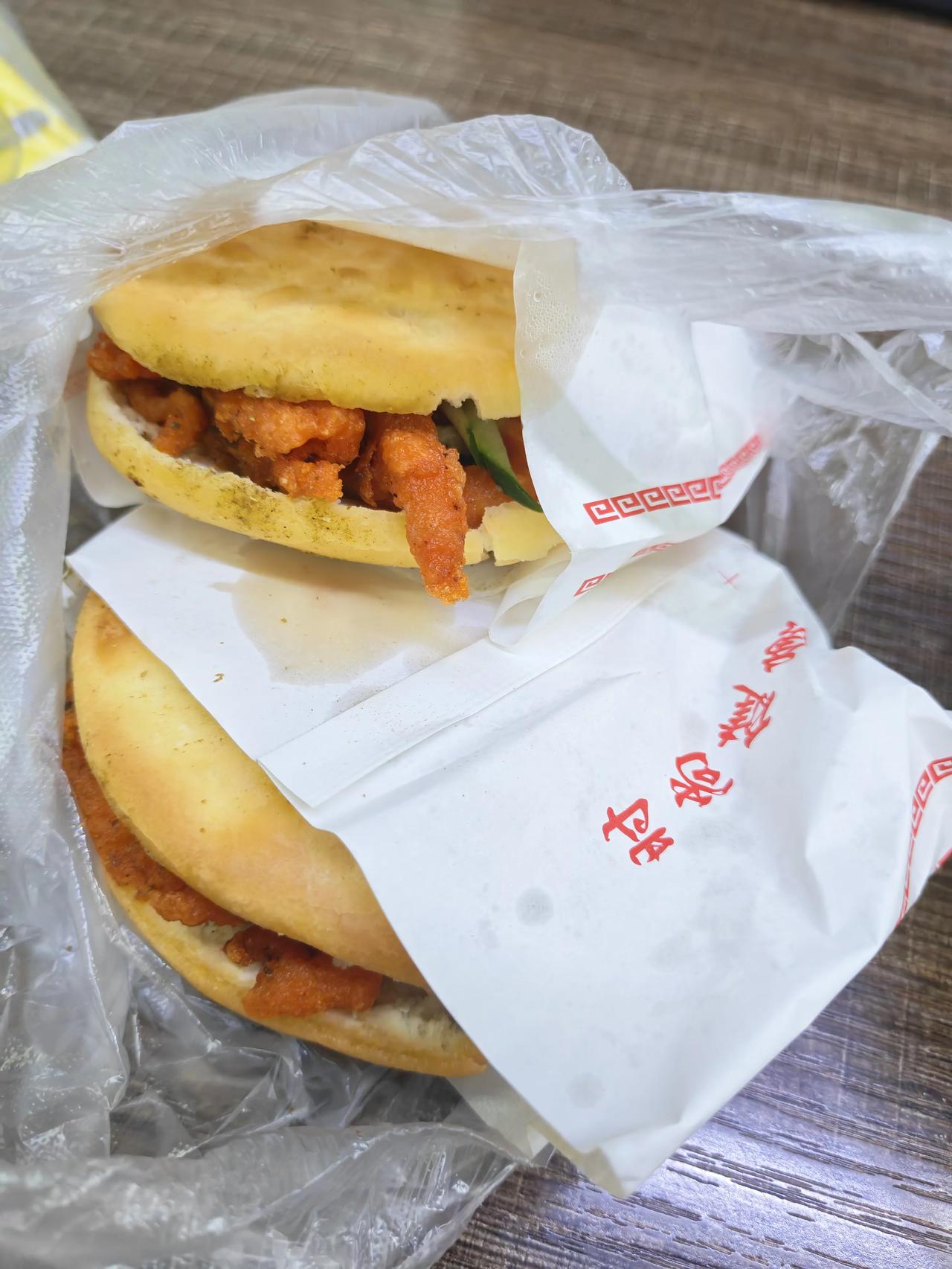 今天中午吃了一个里脊饼，还挺好吃，饼很酥脆，肉也很香，就是个头有点小，没吃够