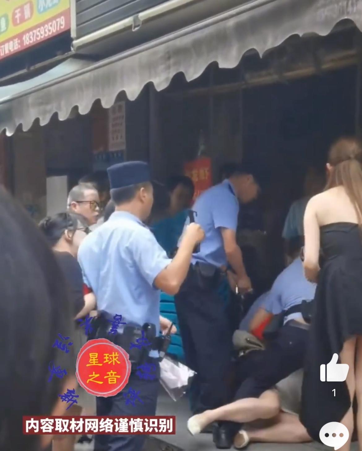 重庆瓜子店老板和路过女子为一只流浪猫起冲突，因为女子想占为己有，老板不同意。不要