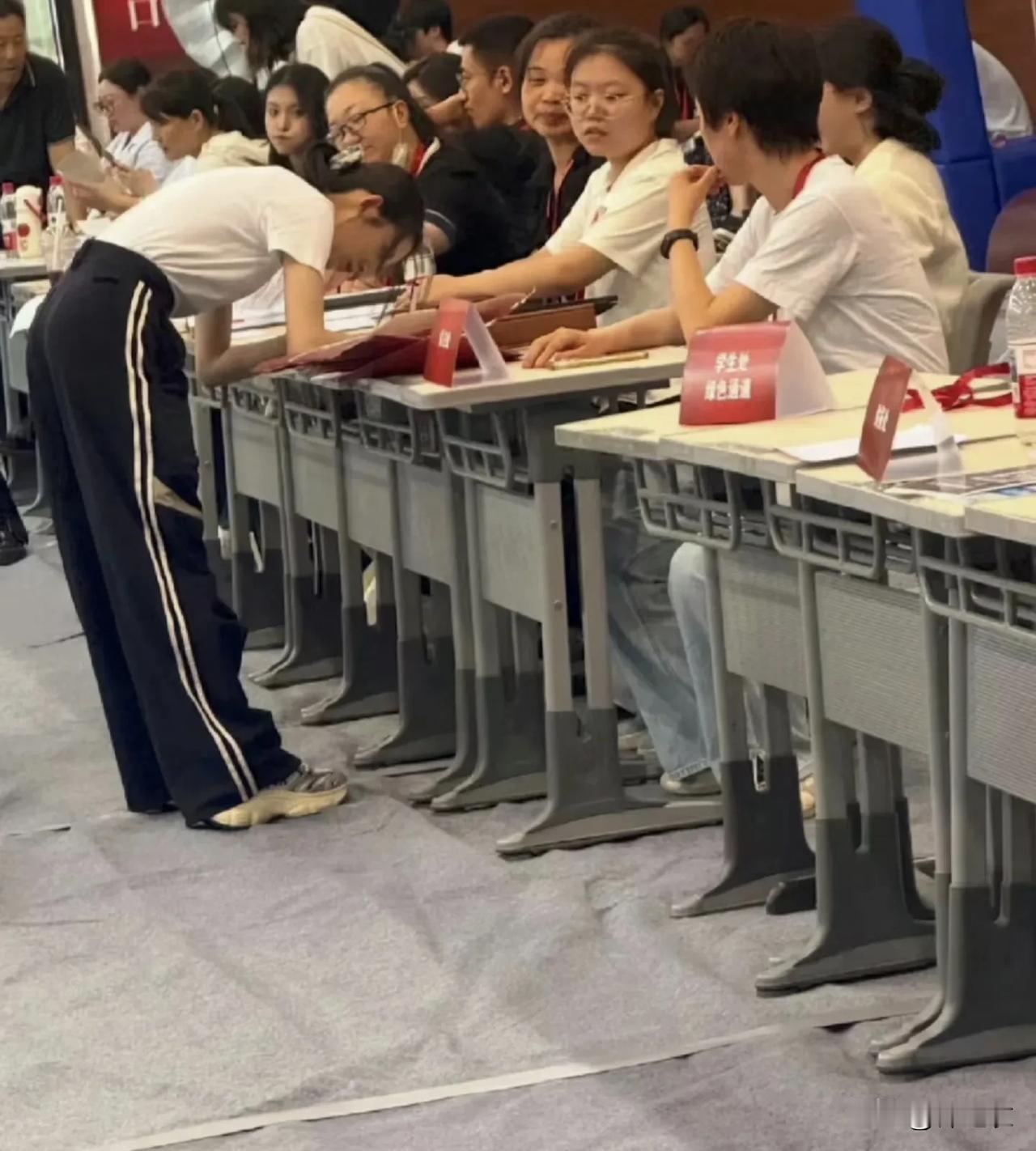 黄杨钿甜今年丑闻缠身，而其中的真真假假也是众说纷纭，但是官方给出的答案。

意思