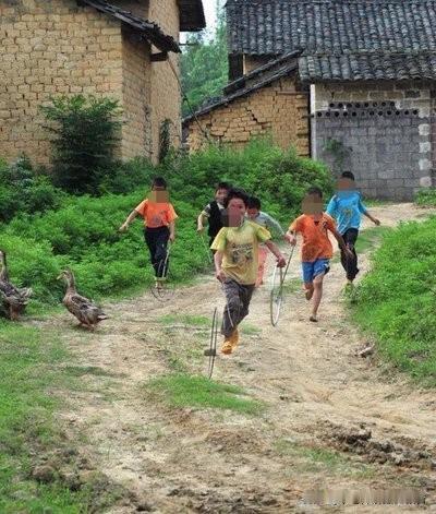 这一代孩子的未来让人堪忧：
1、沉迷手机。
有的孩子才两三岁就开始整天玩手机了，